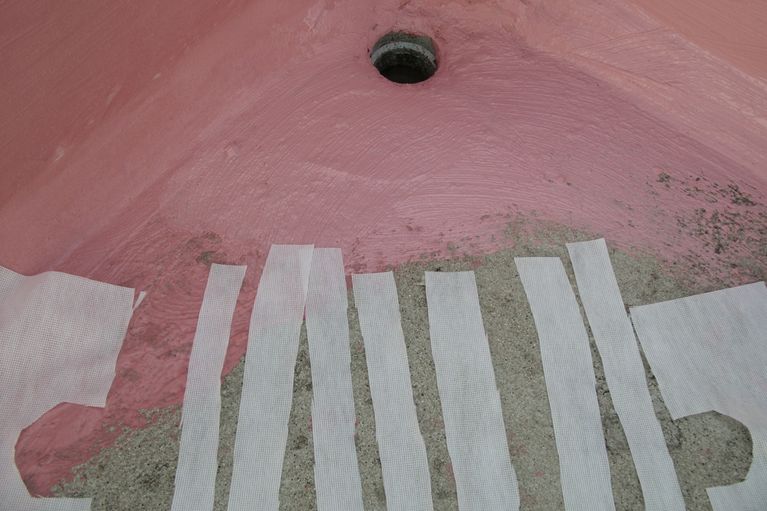Vlies in den Flüssigkunststoff einarbeiten