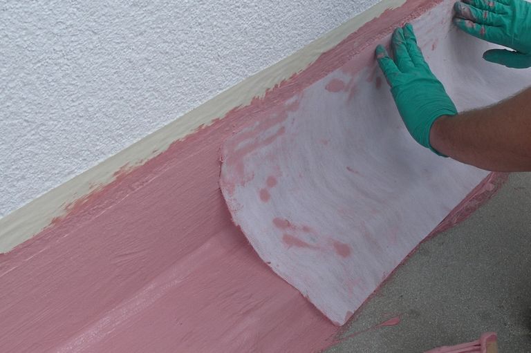 Vlies in Flüssigkunststoff einlegen
